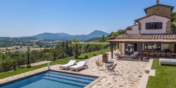 SOLDLarge Villa With Pool In Umbria