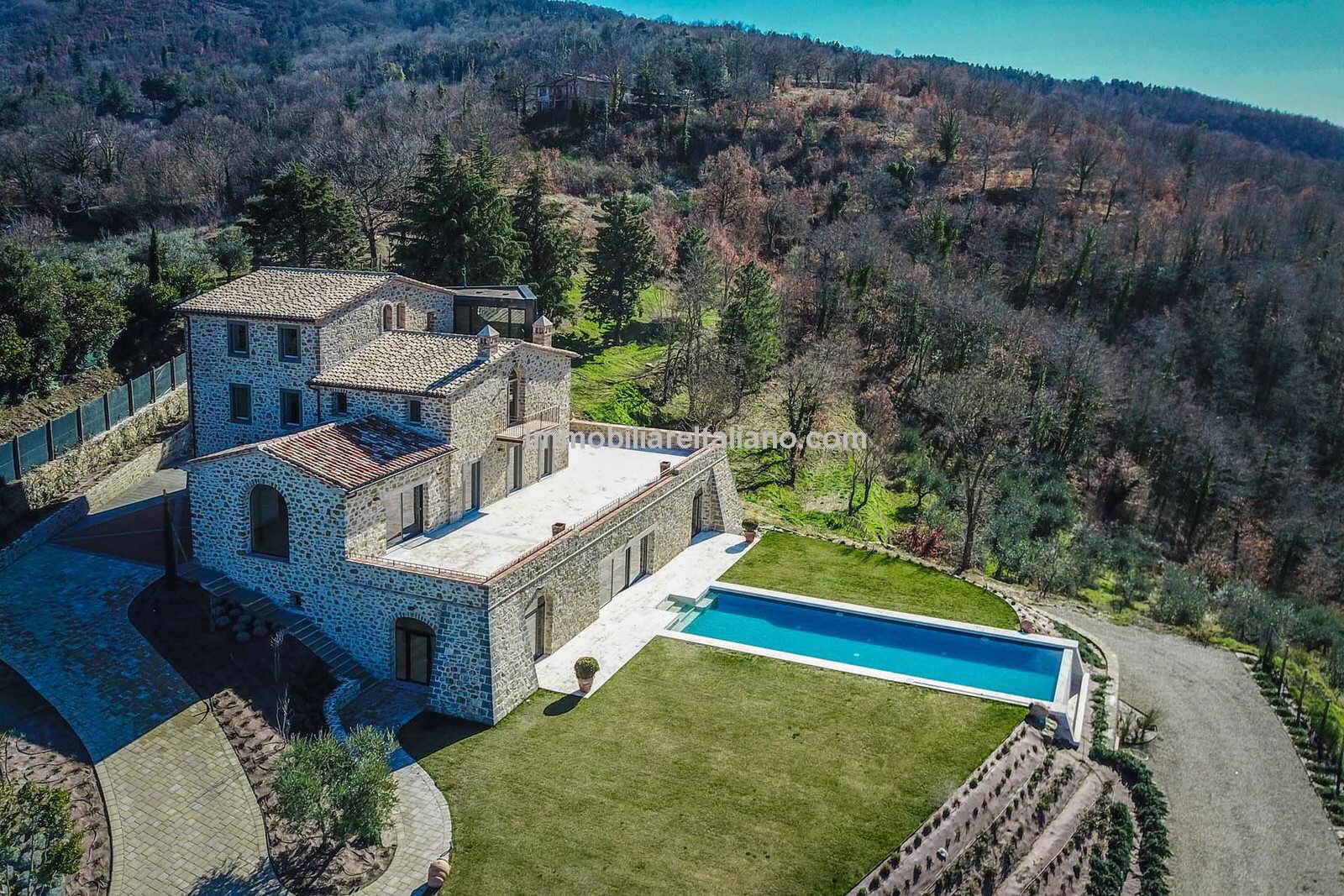 Luxury farmhouse for sale in Italy Immobiliare Italiano