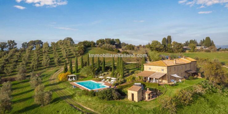 Farmhouse with pool, land and vineyard