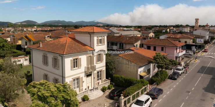 Large Villa for sale in Tuscany